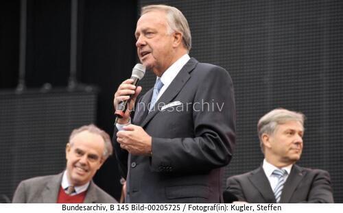 StM Neumann (BKM) empfängt Frédéric Mitterrand französischer  Kulturminister / Spektakel "Die Riesen kommen - Das Wiedersehen von Berlin" 2009