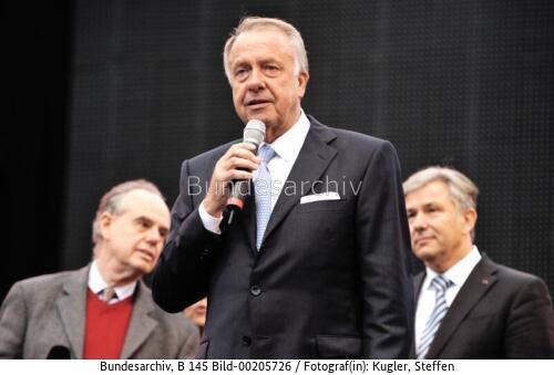 StM Neumann (BKM) empfängt Frédéric Mitterrand französischer  Kulturminister / Spektakel "Die Riesen kommen - Das Wiedersehen von Berlin" 2009