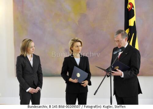 Bundespräsident Köhler überreicht Ernennungsurkunde an BM von der Leyen 2009