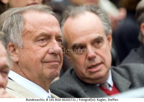 StM Neumann (BKM) empfängt Frédéric Mitterrand französischer  Kulturminister / Spektakel "Die Riesen kommen - Das Wiedersehen von Berlin" 2009
