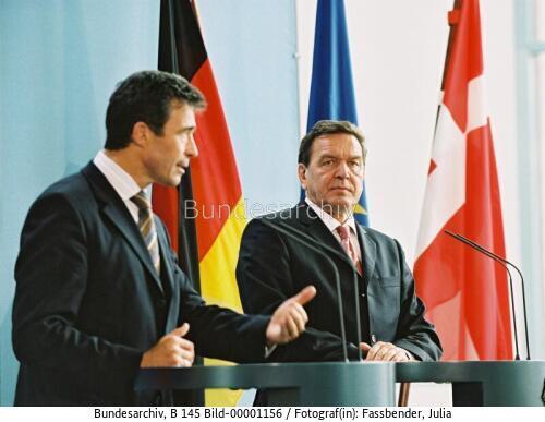 Dänischer Ministerpräsident Rasmussen in Berlin 2004