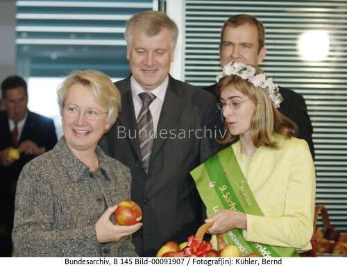 BM Schavan und BM Seehofer mit Blütenkönigin 2005