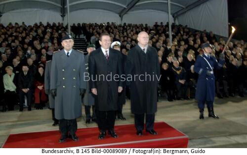 Bundeskanzler Schröder: Großer Zapfenstreich zur Verabschiedung in Hannover 2005