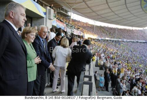 Bundeskanzlerin Merkel besucht WM-Fußballspiel 2006