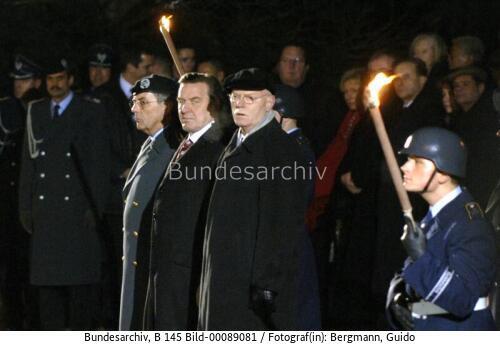 Bundeskanzler Schröder: Großer Zapfenstreich zur Verabschiedung in Hannover 2005