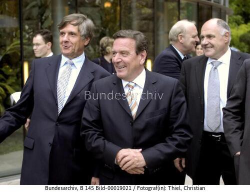 Bundeskanzler Schröder, Hermann Sturm und PStS Rezzo Schlauch 2004