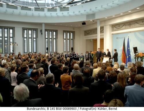Bundeskanzlerin Angela Merkel: Amtsübergabe von StS Bela Anda an StS Ulrich Wilhelm 2005