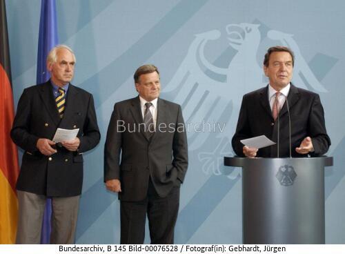 Bundeskanzler Schröder : "Programm zur Herstellung von Barrierefreiheit"