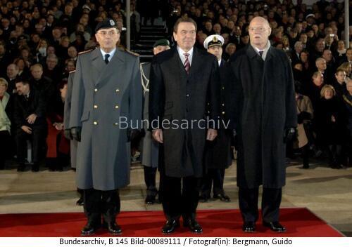 Bundeskanzler Schröder: Großer Zapfenstreich zur Verabschiedung in Hannover 2005