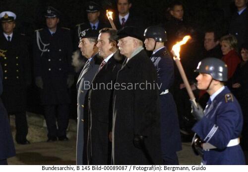 Bundeskanzler Schröder: Großer Zapfenstreich zur Verabschiedung in Hannover 2005