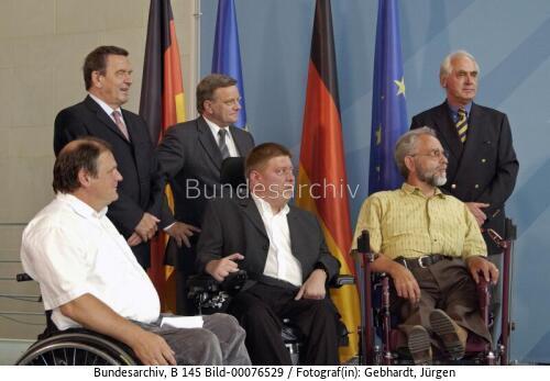Bundeskanzler Schröder: "Programm zur Herstellung von Barrierefreiheit"