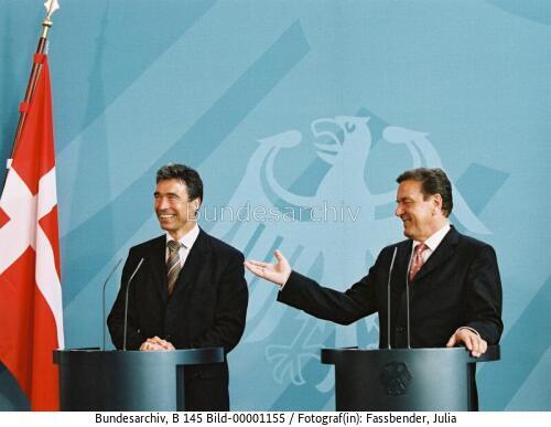 Dänischer Ministerpräsident Rasmussen in Berlin 2004