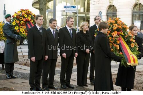 Volkstrauertag / Kranzniederlegung in der Neuen Wache 2010