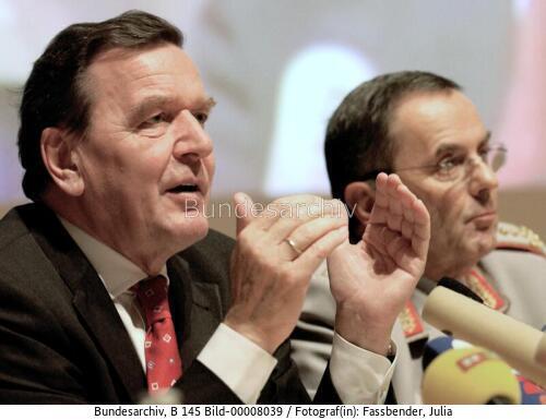 Bundeskanzler Schröder besucht Offiziersschule des Heeres in Dresden