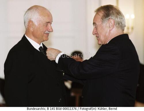 Verdienstorden an Armin Mueller-Stahl 2002