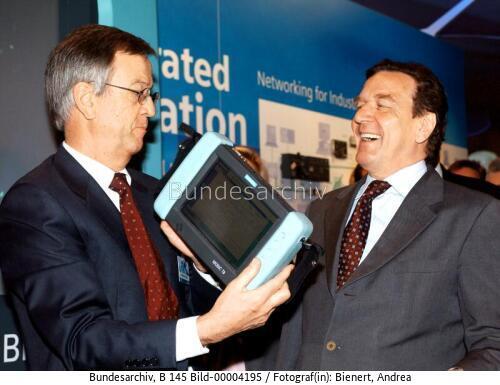 Hannover Messe 2002 / Rundgang Bundeskanzler Schröder