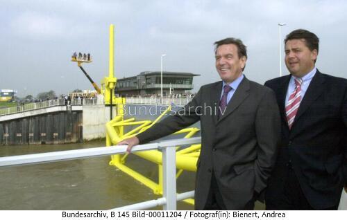 Bundeskanzler Schröder: Festveranstaltung zum 100. Hafengeburtstag in Emden 2002