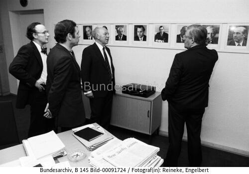 Bundeskanzler Schmidt verabschiedet Regierungssprecher Bölling und führt StS Becker ein 1980
