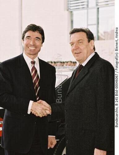 Dänischer Ministerpräsident Rasmussen in Berlin 2002