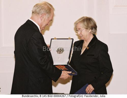 Verleihung des Bundesverdienstkreuz an Jutta Limbach 2002