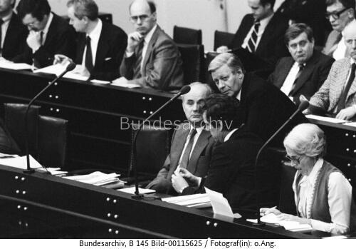 Bundestagssitzung 1979 / Bundeskanzler Schmidt mit BM Matthöfer und BM Hauff
