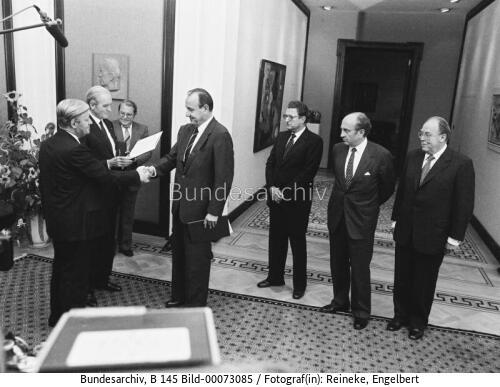 Bundespräsident Carstens überreicht Entlassungsurkunden an <span class="match">FDP</span>-Minister 1982