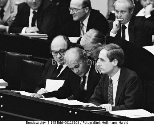 Bundestagssitzung 1982 / Bundeskanzler Schmidt mit BM Matthöfer und BM Lambsdorff