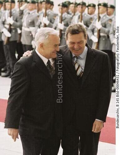 Polnischer Ministerpräsident Miller in Berlin 2001