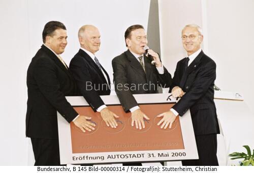 Bundeskanzler Schröder: Eröffnung der Autostadt in Wolfsburg 2000