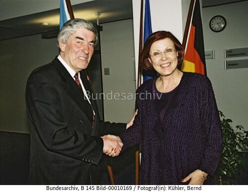 UN-Flüchtlingskommissar Lubbers in Berlin 2001