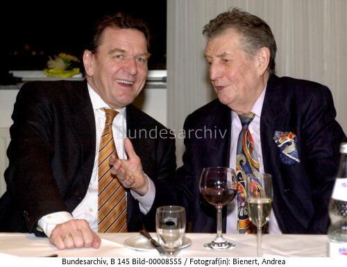 Bundeskanzler Schröder und Fritz Walter 2001