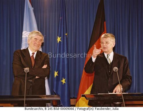 UN-Flüchtlingskommissar Lubbers in Berlin 2001