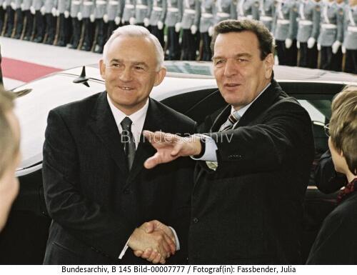 Polnischer Ministerpräsident Miller in Berlin 2001