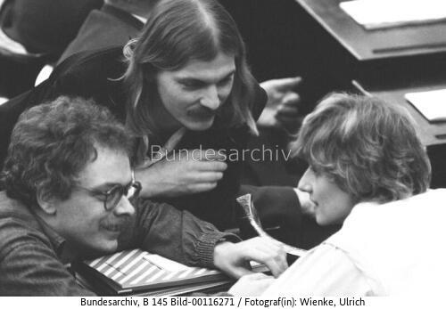 Bundestagssitzung 1983 / Konstituierung des 10. Deutschen Bundestages / MdBs Kelly, Kleinert und Reents