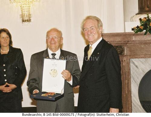 Bundespräsident Rau: Großes Verdienstkreuz an Egidius Braun 2001
