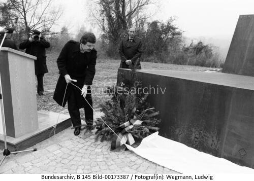 StM Möllemann in Österreich 1983 / Einweihung eines Mahnmals im ehemaligen Konzentrationslager Mauthausen