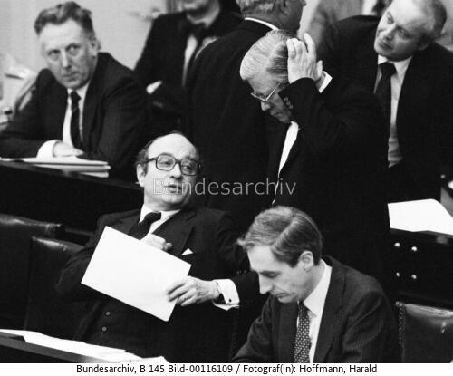 Bundestagssitzung 1982 / Bundeskanzler Schmidt und BM Lambsdorff