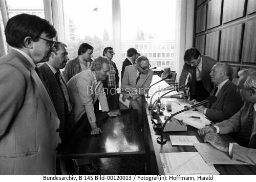Regierungssprecher Becker mit Journalisten 1981