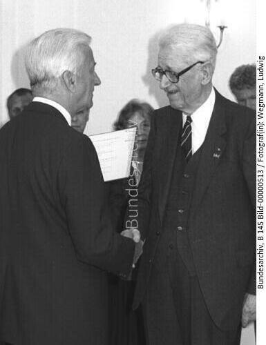 BPr Weizsäcker verleiht Verdienstorden an Professor Eschenburg 1986
