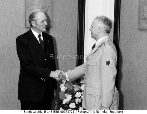 Bundespräsident Carstens verabschiedet General  Kießling 1984