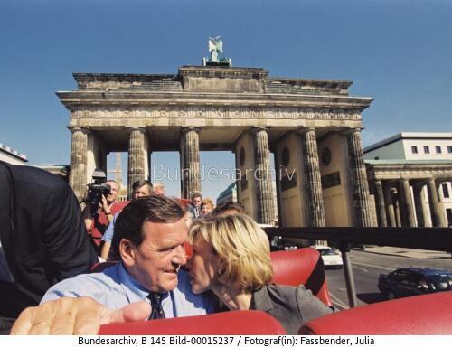 Ehepaar Schröder in Berlin 1999 / Stadtrundfahrt als "Neu-Berliner"