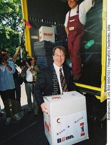 BM Müntefering mit Umzugskarton 1999