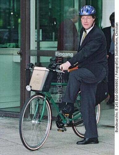 Bonn, Franz Müntefering mit Fahrrad