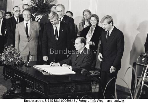 Französischer Staatspräsident Francois Mitterrand in Berlin 1985