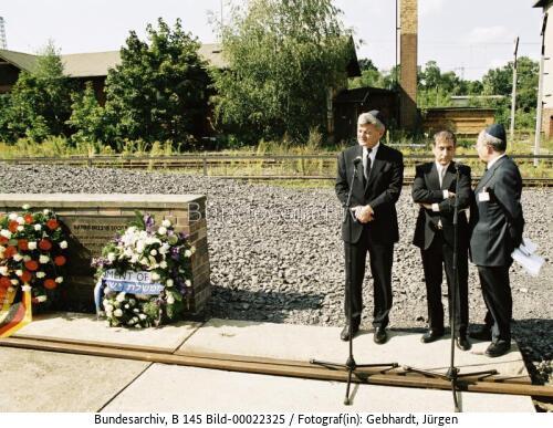 AM Fischer zur Gedenkfeier am Mahnmal Gleis 17 2000
