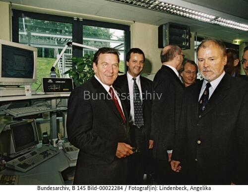 Bundeskanzler Schröder besucht Datenverarbeitungszentrum Mecklenburg-Vorpommern