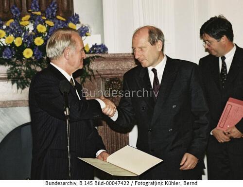Bundespräsident Rau - Ernennungsurkunde an BM Klimmt (BMVBW)