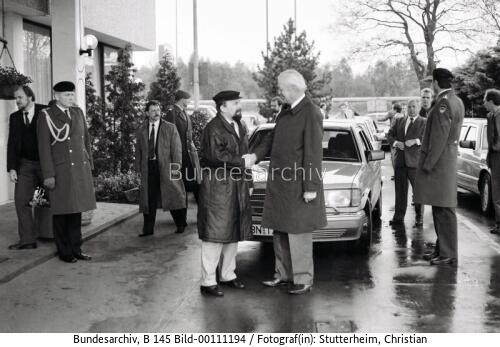 DDR-Verteidigungsminister Eppelmann in Bonn 1990