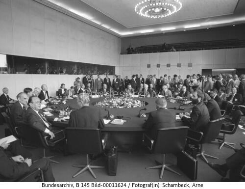 Erste Runde der Zwei-plus-Vier-Gespräche in Bonn 1990