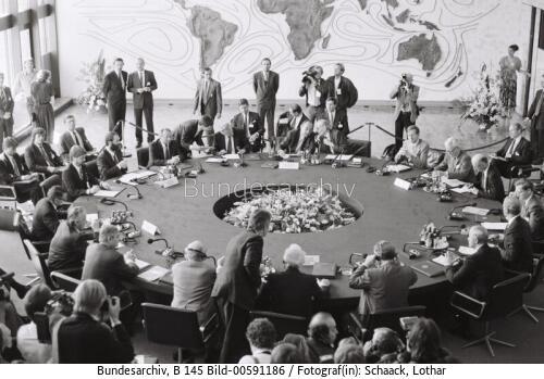 Erste Runde der Zwei-plus-Vier-Gespräche in Bonn 1990